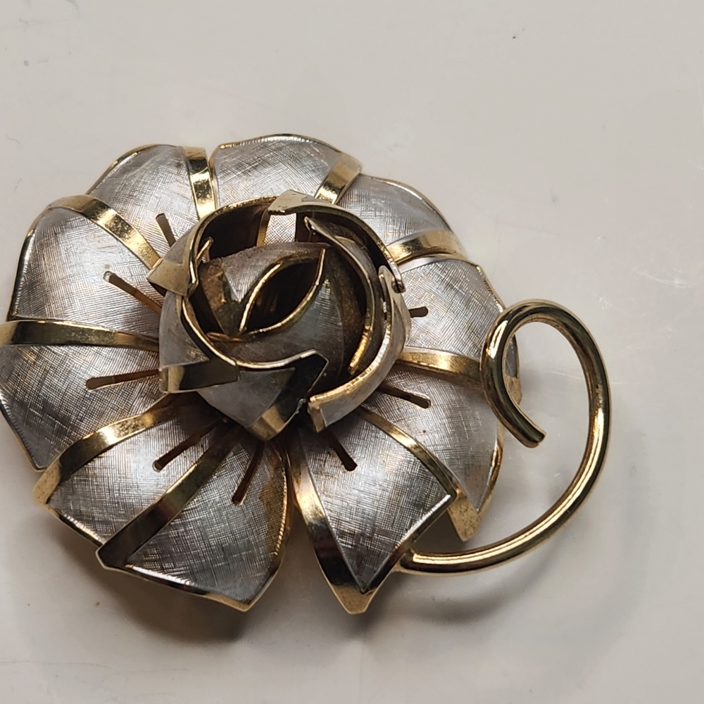 Vintage Goldtone Silvertone Flower Brushed Metal Brooch 70s Abstract art Deco